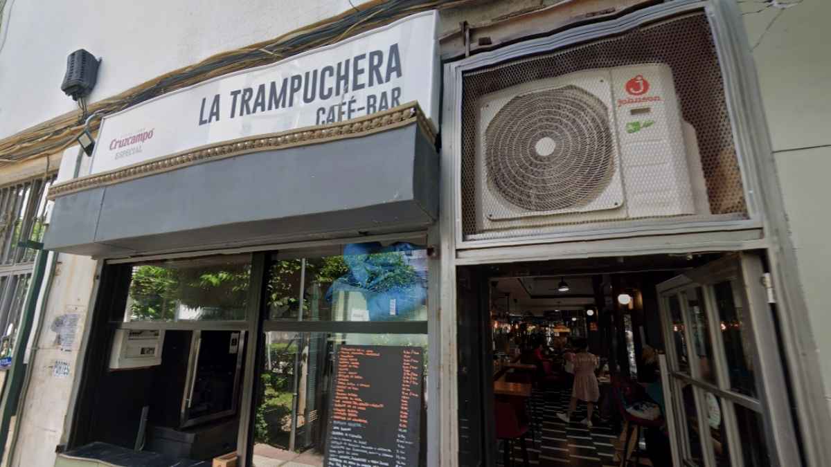 Fachada de La Trampuchera café-bar en el barrio de la Macarena, Sevilla, tras anunciar su cierre definitivo por conciliación familiar.