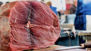 Un restaurante histórico de Málaga a dos pasos de la lonja donde el pescado llega fresco cada mañana: presume de Solete Repsol