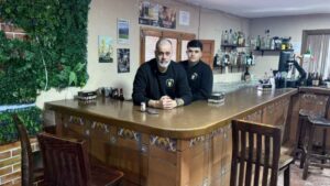 El vecino de Madrid que cambió la capital por un pueblo de 300 personas para reabrir el bar que llena de vida a los habitantes