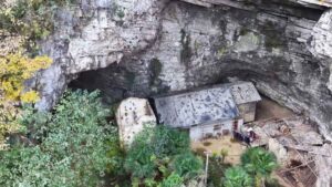 Así es la sorprendente vida de un hombre que lleva medio siglo en una cueva sin vecinos, sin ruido y sin prisas