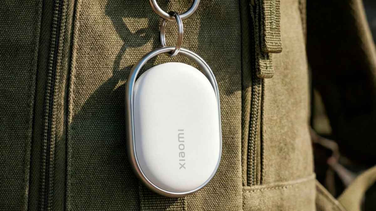 Xiaomi Tag colgado en una mochila para localizar llaves, cartera o maletas desde el móvil