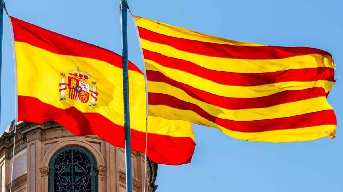 Banderas de España y Cataluña ondeando, imagen sobre la ayuda de 500 euros al mes para jóvenes opositores en Cataluña
