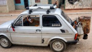 A falta de gasolina, este invento hace circular un Fiat usando tan solo carbón vegetal
