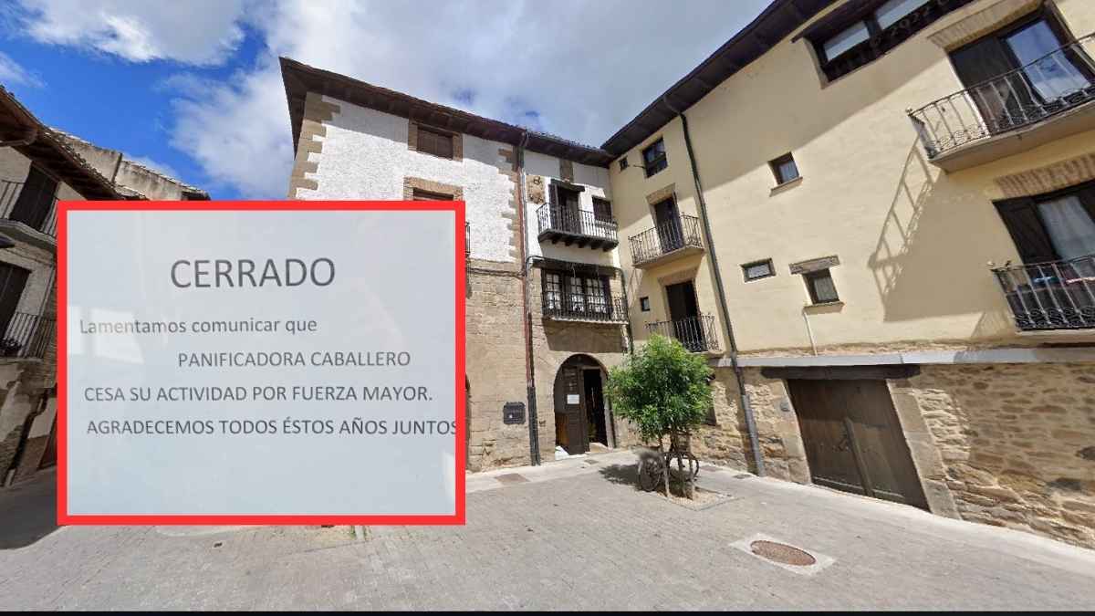 Cartel de cerrado en la panadería Panificadora Caballero de Sangüesa tras cesar su actividad por fuerza mayor