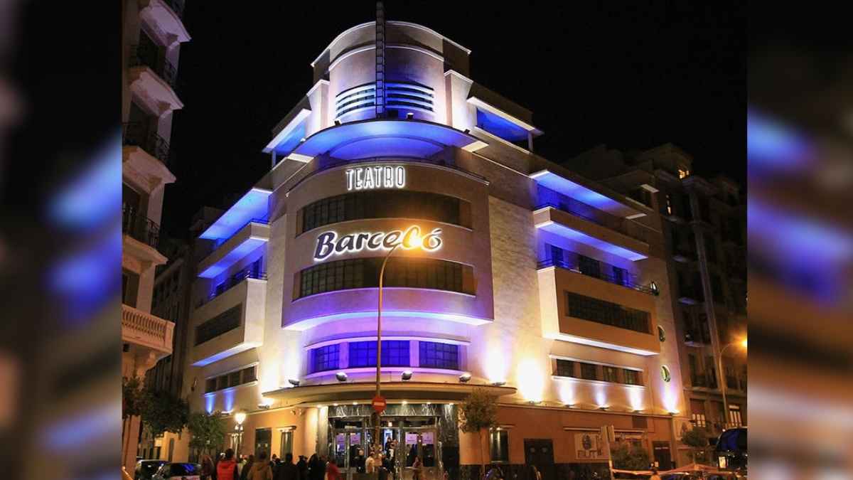 Fachada del Teatro Barceló de Madrid iluminada de noche tras salir a la venta el edificio