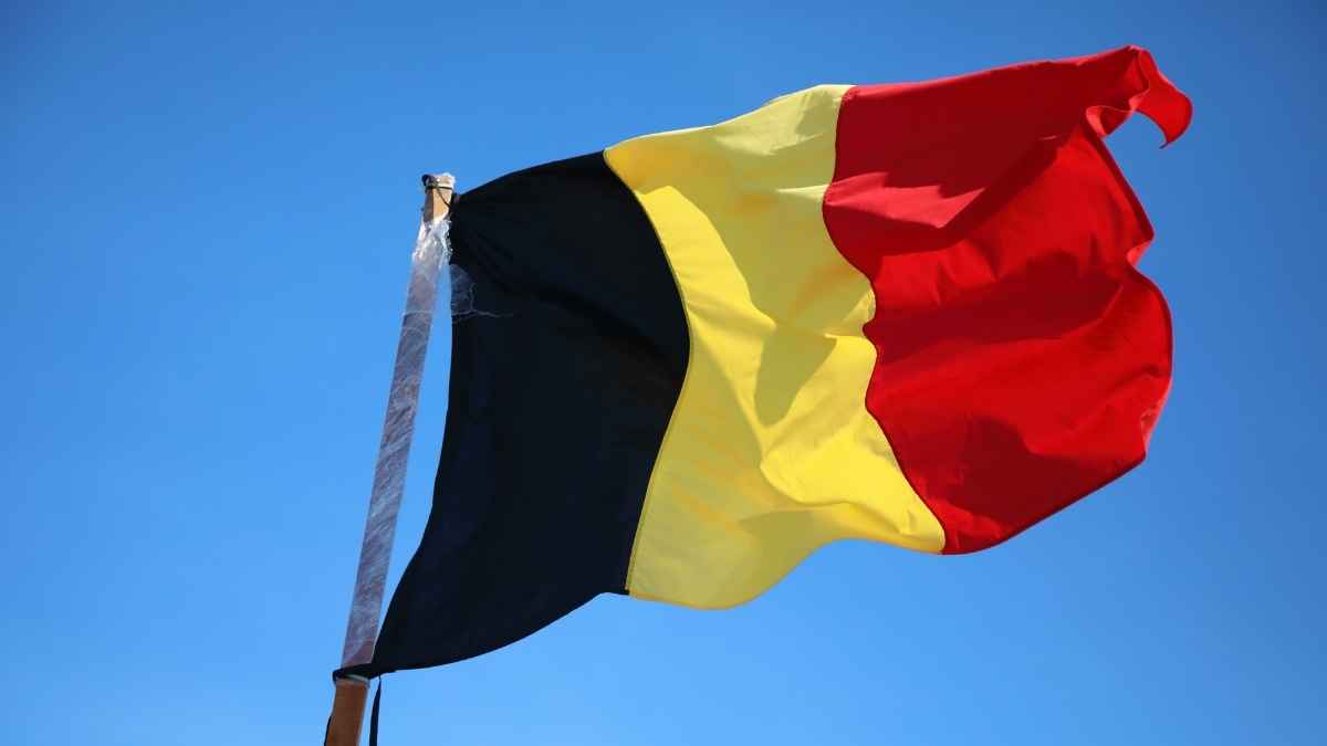 Bandera de Bélgica ondeando en el cielo azul por la reforma que pone fin al paro indefinido