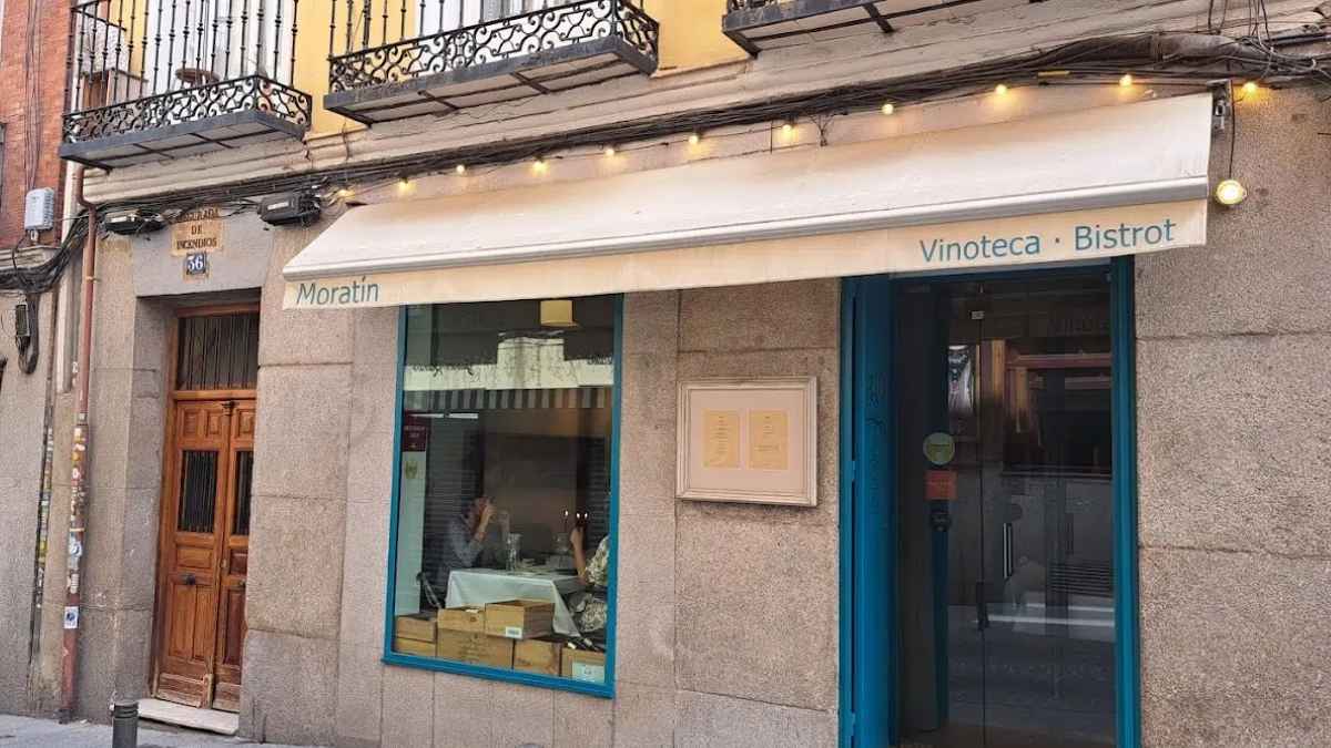 Fachada de la Vinoteca Moratín en el Barrio de Las Letras, Madrid, cierre tras 13 años como referente gastronómico