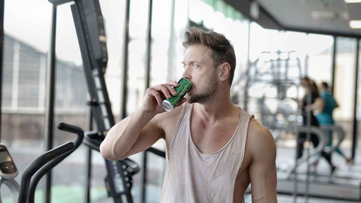 Hombre bebiendo una bebida energética en un gimnasio antes de la prohibición de venta a menores en Galicia