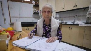 Aprender a los 92 años también es posible: Lola regresa a clase tras una vida de esfuerzo y cuidados