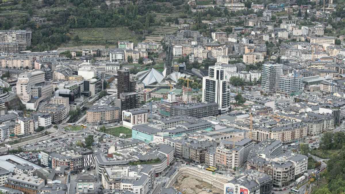 Vista panorámica de Andorra la Vella, la capital de Andorra, mostrando la zona urbana con edificios modernos y el paisaje montañoso alrededor