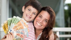 Estas son las ayudas para madres desempleadas en 2026: cuál puedes pedir según tu situación