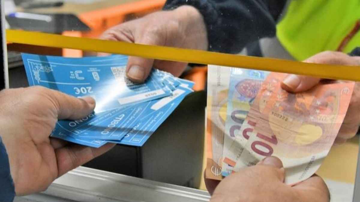Consumidores usando Bastibonos y dinero en una compra en comercios adheridos de Baza