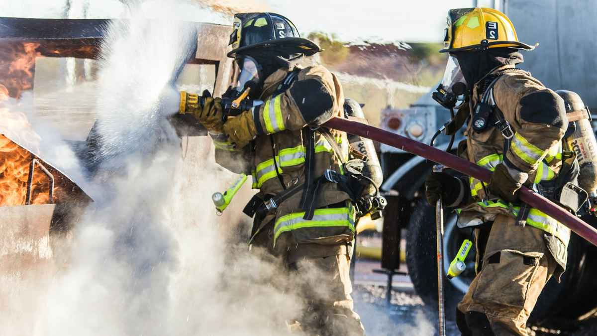 Bomberos trabajando en la extinción de un incendio, uno de los sectores que puede acceder a la jubilación anticipada