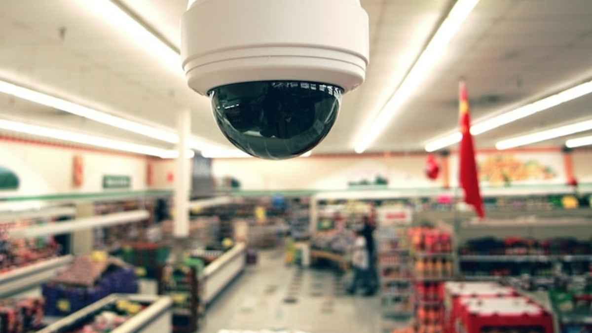 Camara de videovigilancia en el interior de una tienda sancionada por compartir un video de seguridad por WhatsApp