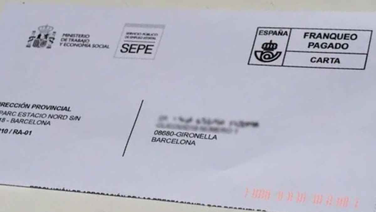 Carta del SEPE en un sobre con franqueo pagado, aviso informativo para desempleados en el tramo final del subsidio y posible paso al IMV.