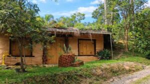 Una casa con búnker subterráneo hecha con sacos de patatas y cebollas sorprende por su sistema de construcción