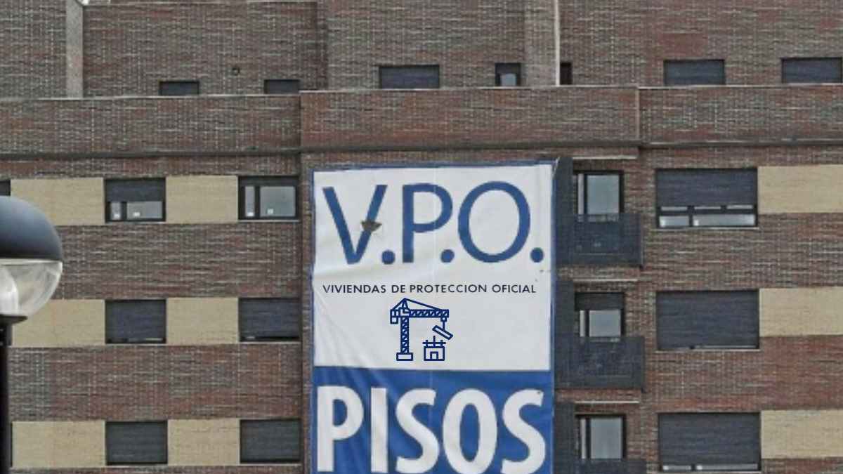 Cartel de VPO en un edificio de viviendas protegidas en una noticia sobre la anulación de un alquiler superior al máximo legal