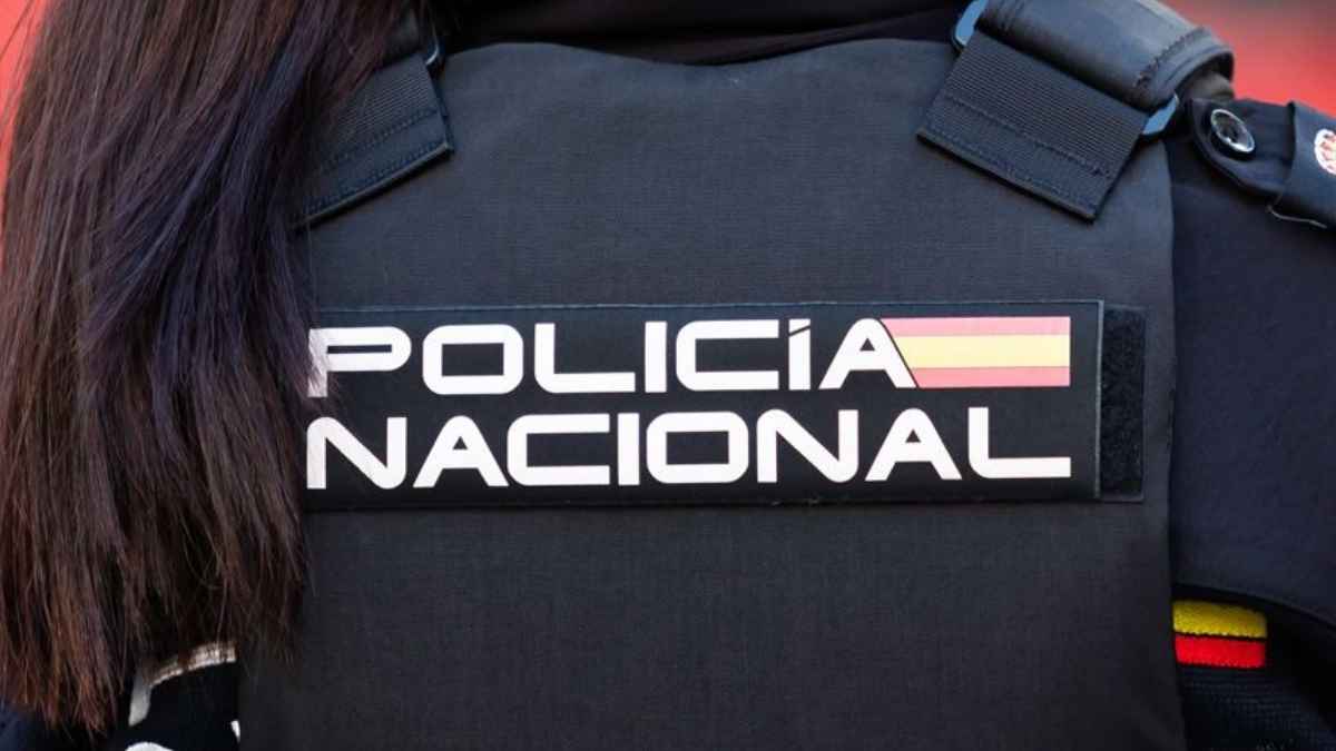 Chaleco con el rótulo Policía Nacional en un uniforme durante un servicio en España