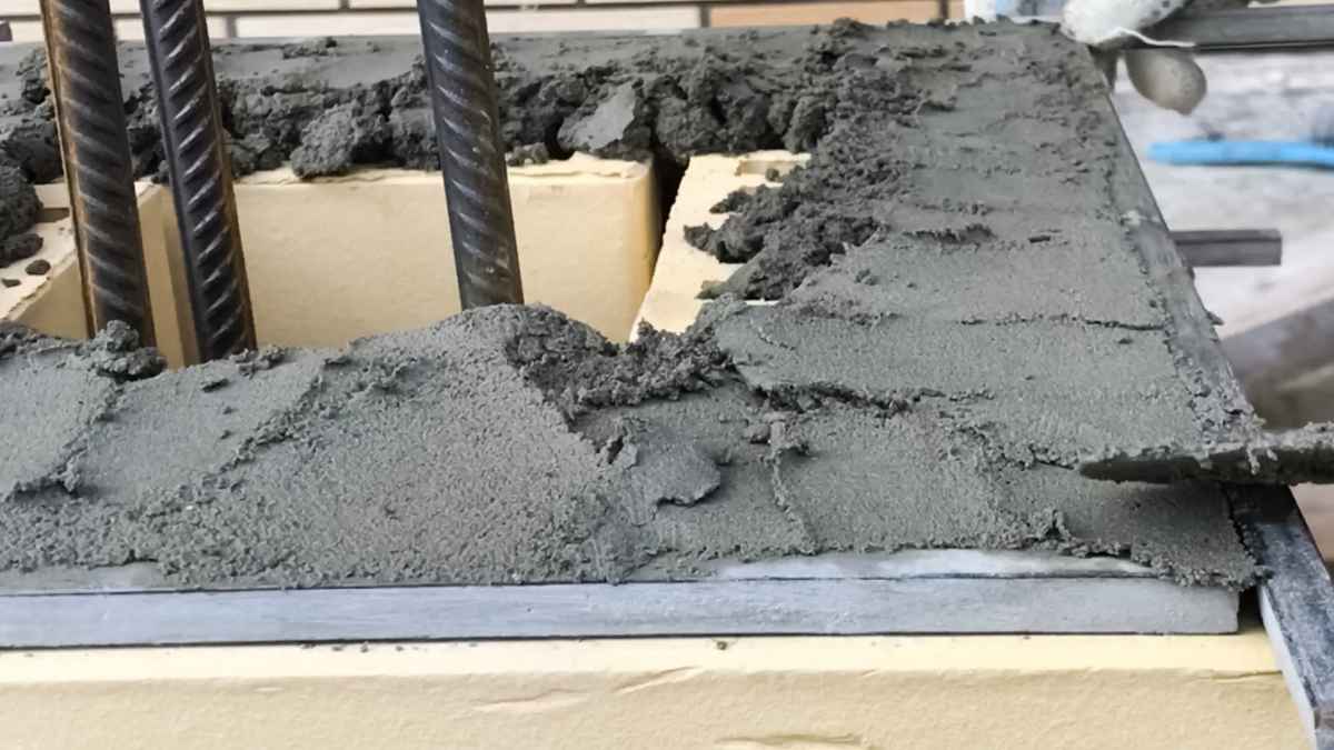 Proceso de aplicación de cemento en construcción con superficie plana y refuerzos metálicos, ilustrando un sistema innovador de cemento magnético