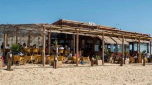 Chiringuitos más pequeños, desmontables y sin sótano según el nuevo borrador: cambios a la vista en las playas de Andalucía