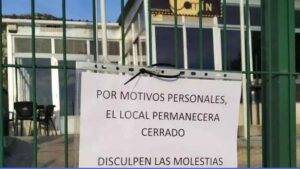 Cierra un restaurante por “motivos personales” después de que el Cupón del Día del Padre deje 17 millones en este pueblo: en la puerta cuelga el aviso de “Disculpen las molestias”