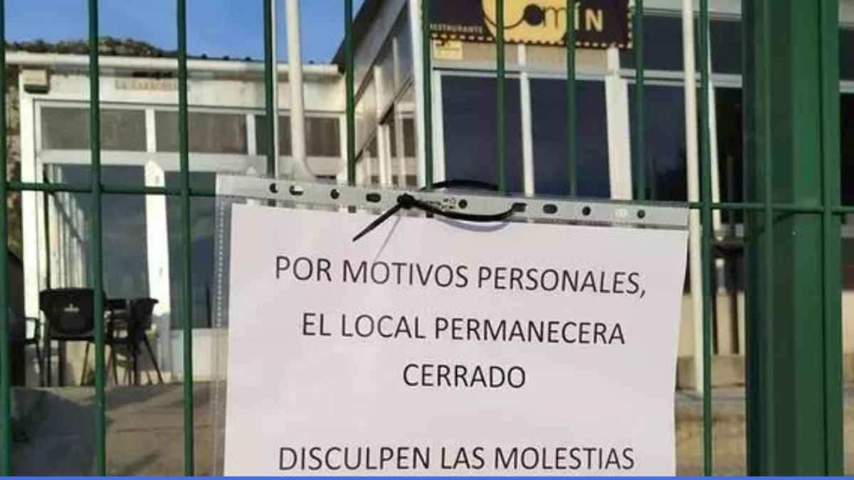 Cartel en la puerta de Casa Comín en Zuera que anuncia cierre por motivos personales y pide disculpas por las molestias.