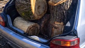 No es una furgoneta pero lo parece, el Citroën Saxo que lleva leña a lo grande y se convierte en viral: “¿Habrá algo más duro en esta vida que un Saxo?”