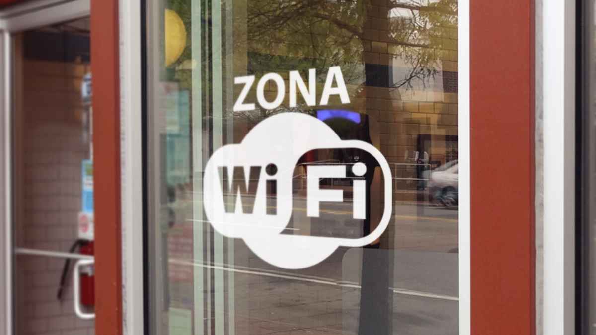 Escaparate de un bar con cartel de zona Wi-Fi, imagen relacionada con el cobro de 4 euros por usar internet