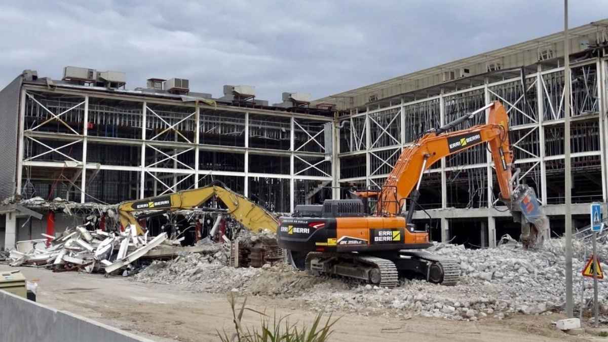 Demolición del antiguo edificio para la construcción del Costco en Málaga, con excavadoras en acción