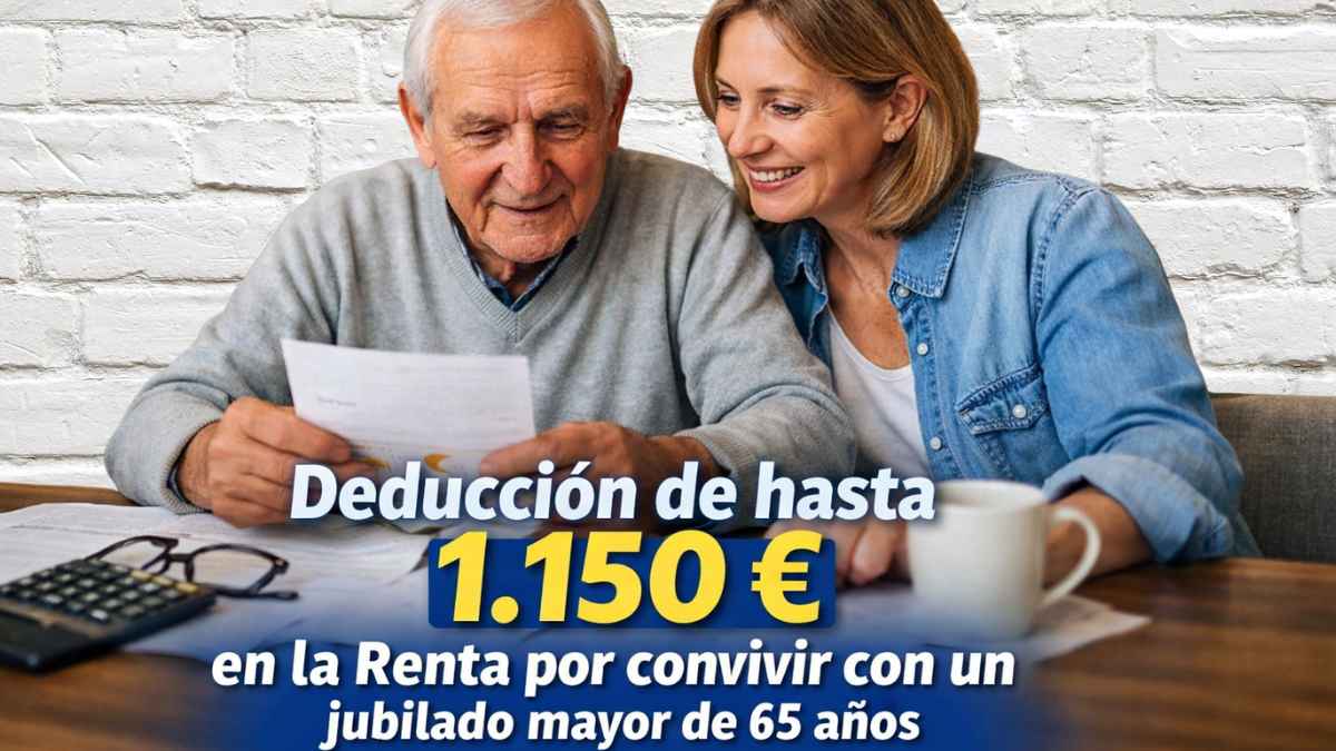 Jubilado mayor de 65 años revisando documentos con su hija sobre la deducción de hasta 1.150 euros en la declaración de la Renta