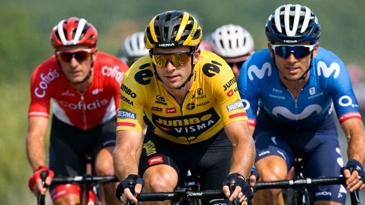 Ciclistas profesionales compitiendo en una carrera, imagen relacionada con la cotización para la jubilación