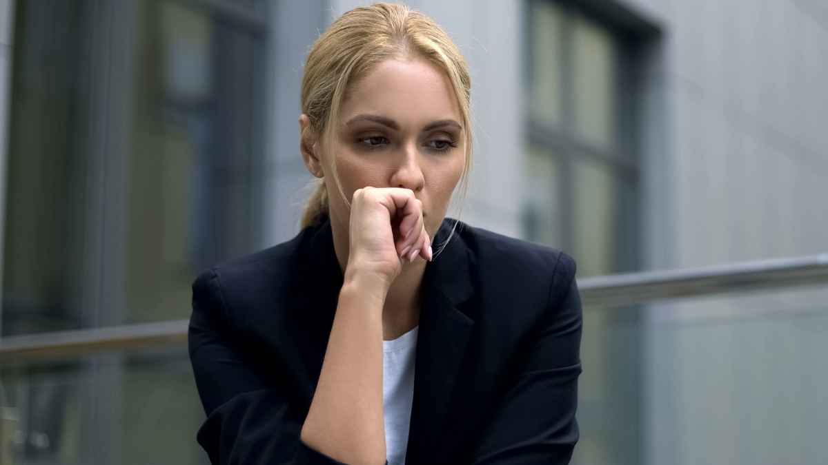 Mujer preocupada en un entorno de oficina, relacionada con un despido por represalias tras denunciar a la Inspección de Trabajo.