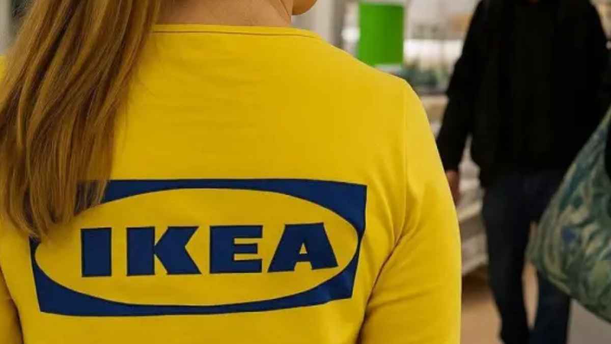 Empleada de Ikea de espaldas en una tienda durante una noticia sobre despido por uso indebido del descuento de personal