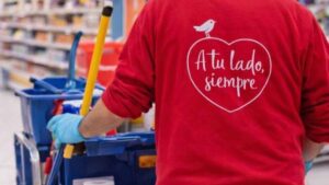 Despiden a un limpiador de Alcampo en Andalucía con más de 20 años de antigüedad: fue grabado ocultando alimentos en el carrito