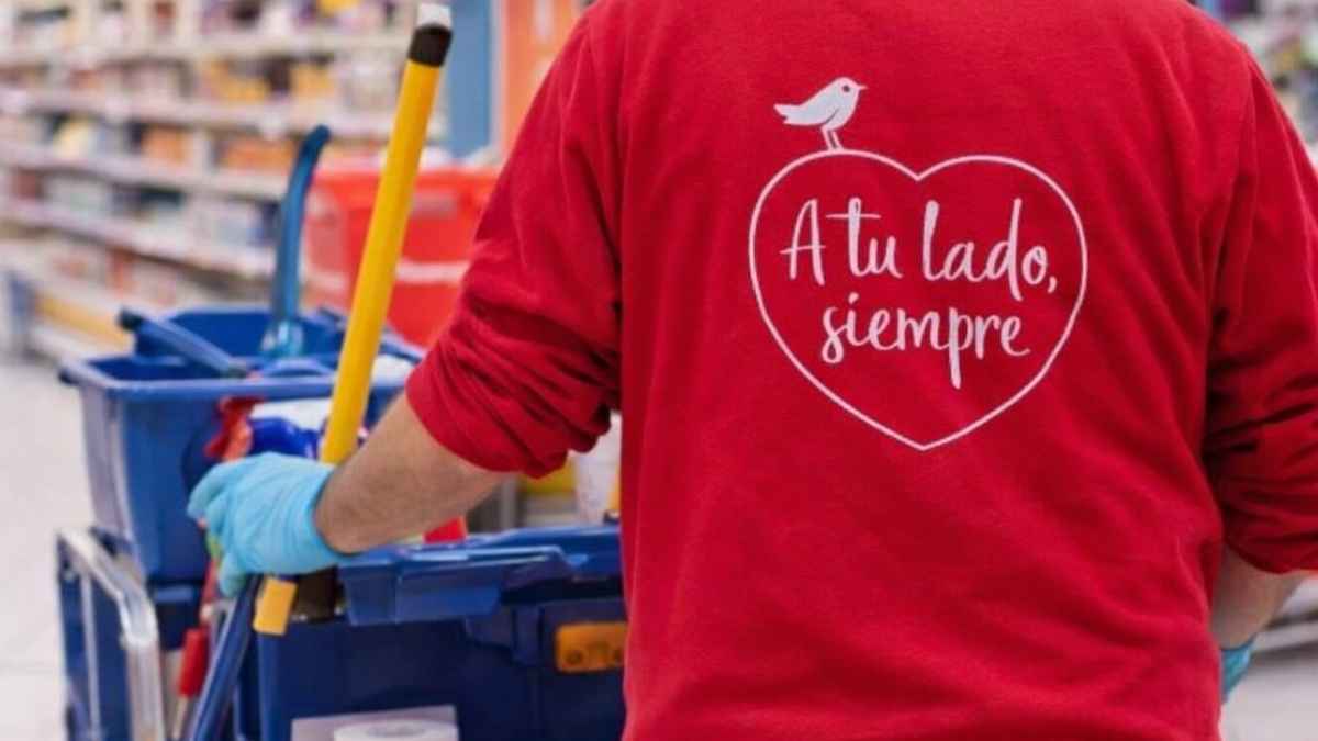 Trabajador de limpieza de Alcampo con carrito de trabajo en un supermercado de Andalucía
