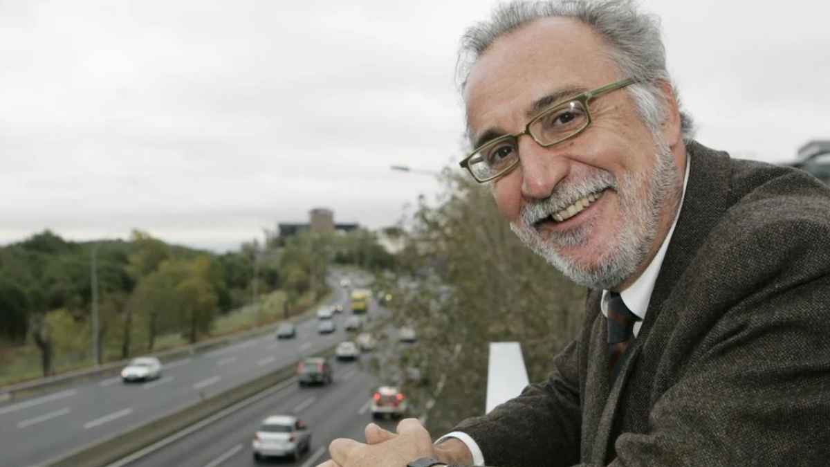 Pere Navarro junto a una carretera con tráfico de fondo, imagen para la noticia sobre los 33 nuevos radares activados por la DGT