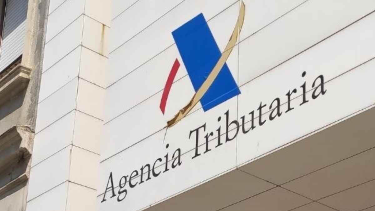 Logotipo de la Agencia Tributaria en la fachada de un edificio, relacionado con el aviso de la DGT sobre cotitularidad en cuentas bancarias.