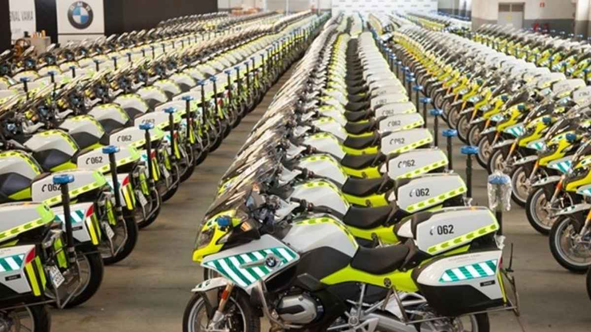 Motocicletas de la Guardia Civil alineadas para su distribución, utilizadas para patrullaje y seguridad vial en España