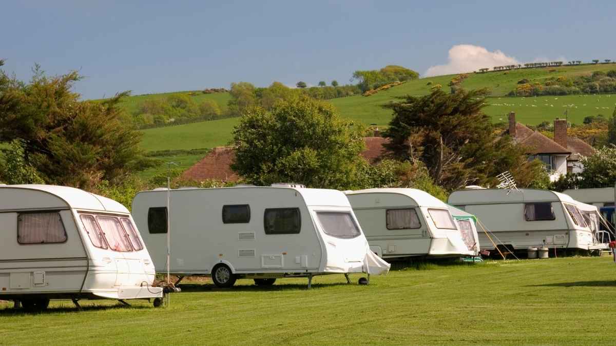 Varias autocaravanas y caravanas estacionadas en una zona habilitada tras la nueva regulación de la DGT en 2026