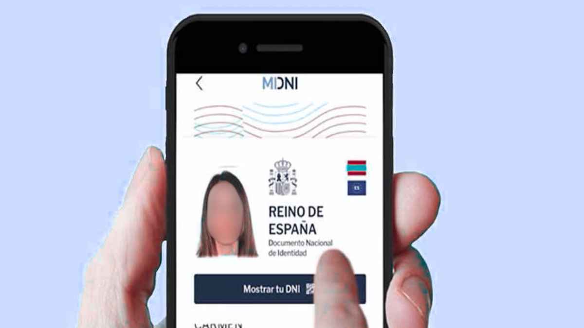 DNI digital en la app oficial MiDNI mostrado en un teléfono móvil en España