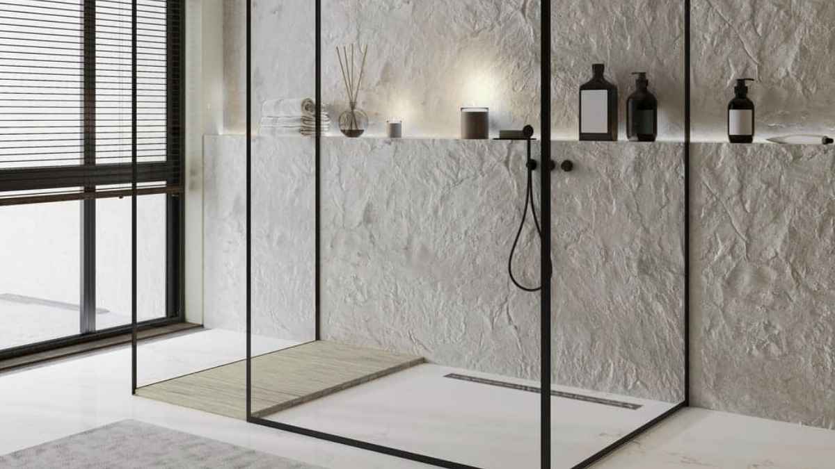 Ducha moderna rectangular a ras de suelo en un baño de diseño con suelo de madera