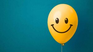 Más de 5.000 euros al mes, empleo estable y vivienda segura: las claves que elevan la felicidad