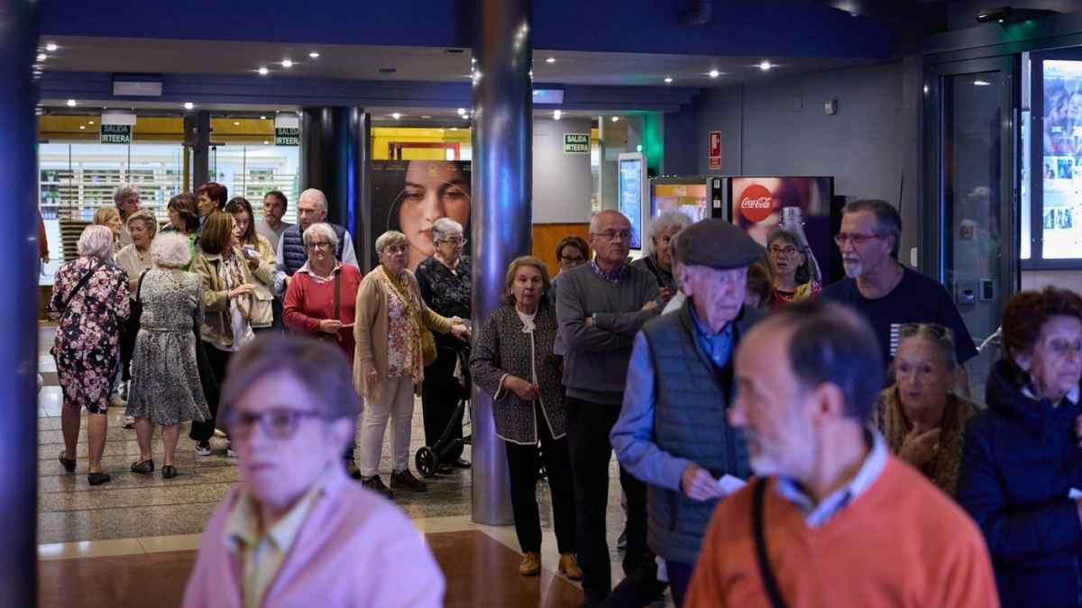 Personas mayores en el cine con entradas a 2 euros del programa cine senior hasta junio de 2026