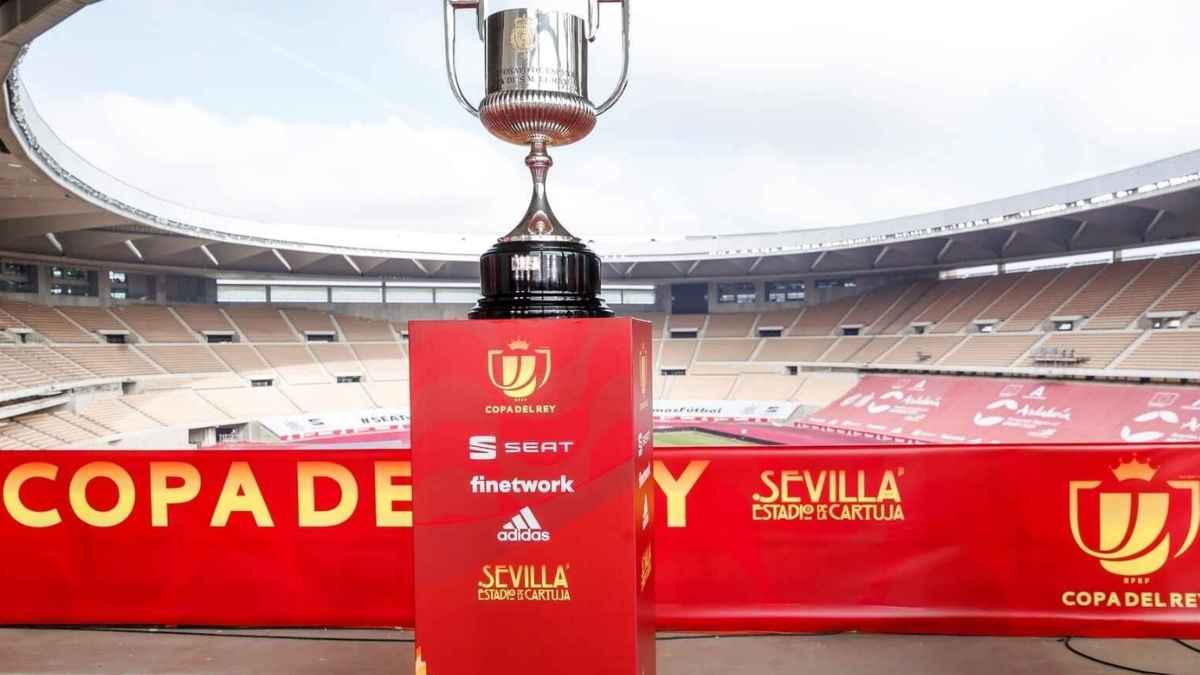 Trofeo de la Copa del Rey en el estadio de La Cartuja de Sevilla, sede de la final para la que Prosegur busca 350 trabajadores