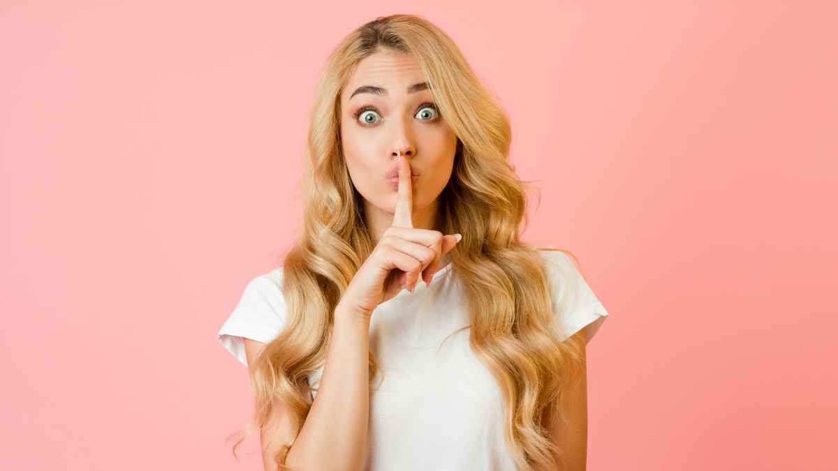 Mujer joven sorprendida sobre fondo rosa en una imagen sobre los problemas económicos de la Generación Z