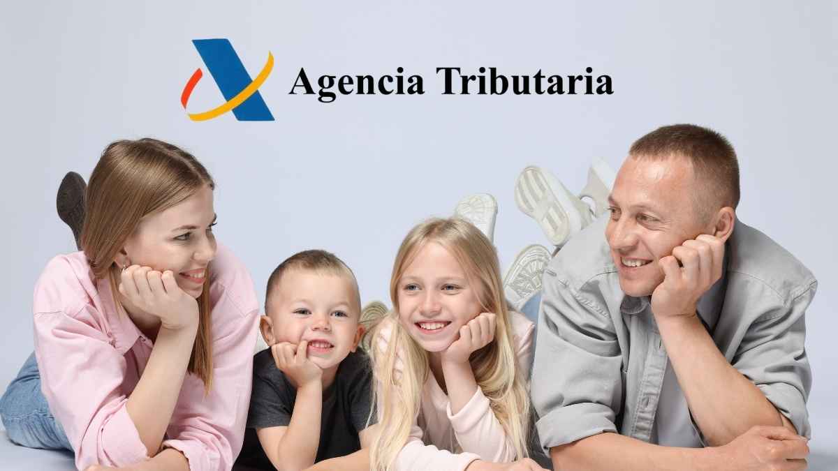 Familia con dos hijos junto al logo de la Agencia Tributaria en una imagen sobre deducciones en la declaración de la Renta