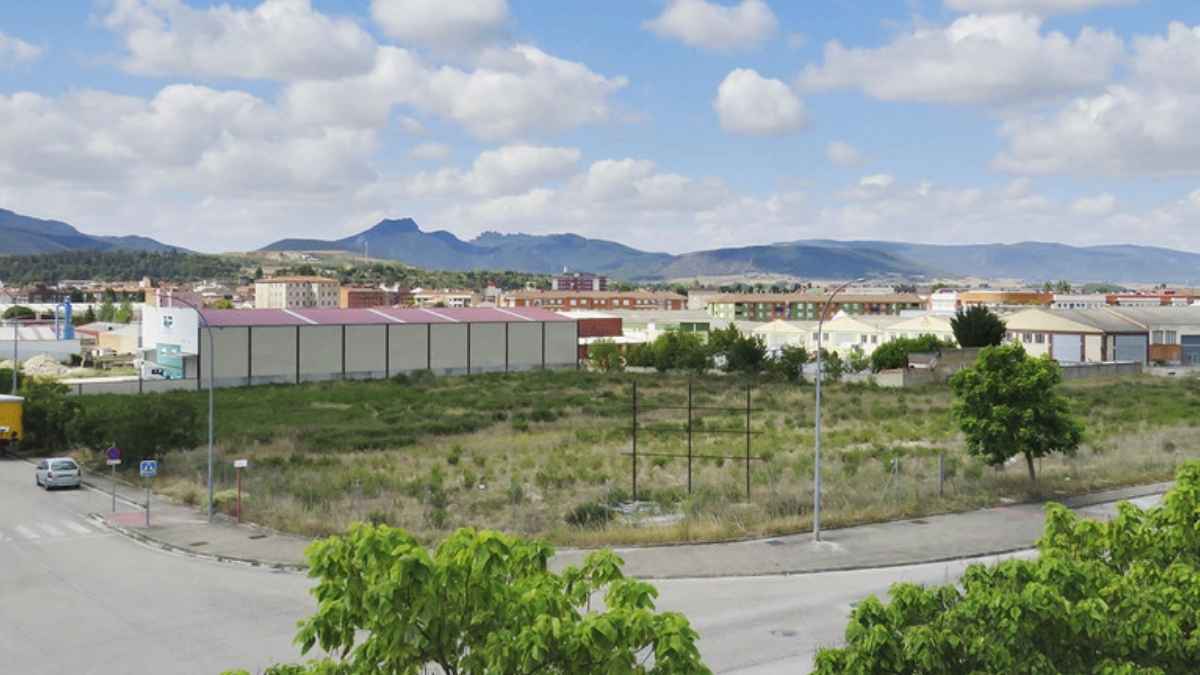 Parcela junto a naves industriales en Las Californias, en Miranda de Ebro