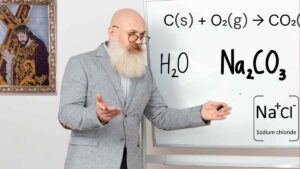 Se buscan jubilados para volver de nuevo a las aulas: Andalucía abre la puerta a que 2.500 profesores eméritos