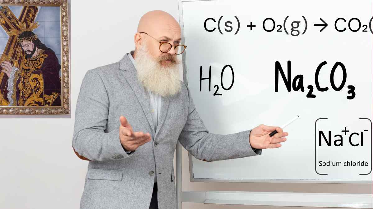 Profesor jubilado dando clase ante una pizarra en una imagen sobre el programa de Andalucía para docentes eméritos