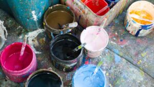 La despiden 2 veces en 8 meses y la empresa acaba pagando una indemnización superior a 25.000 euros para esta trabajadora de una tienda de pinturas